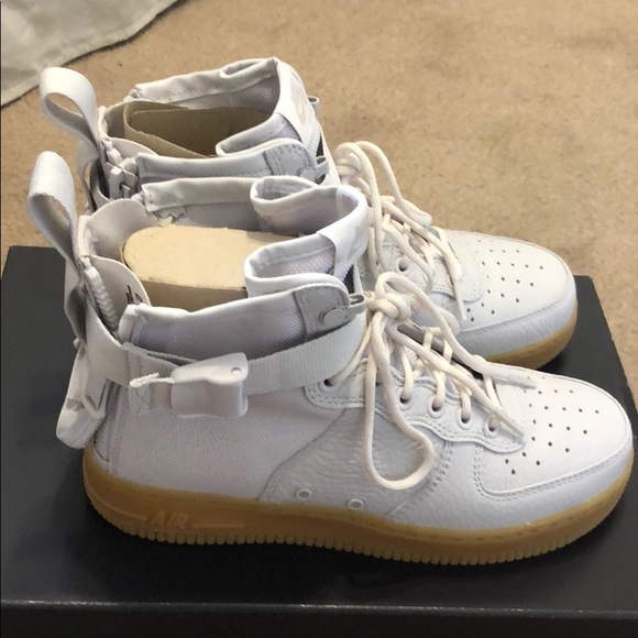 Nike Shoes - NWT - Air Force 1 MID women- light gray - size 7.5